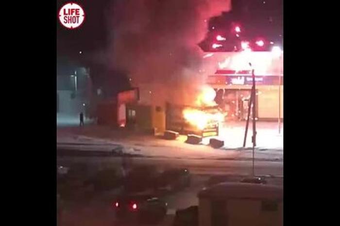 Пожар в киоске с пиротехникой в российском городе попал на видео