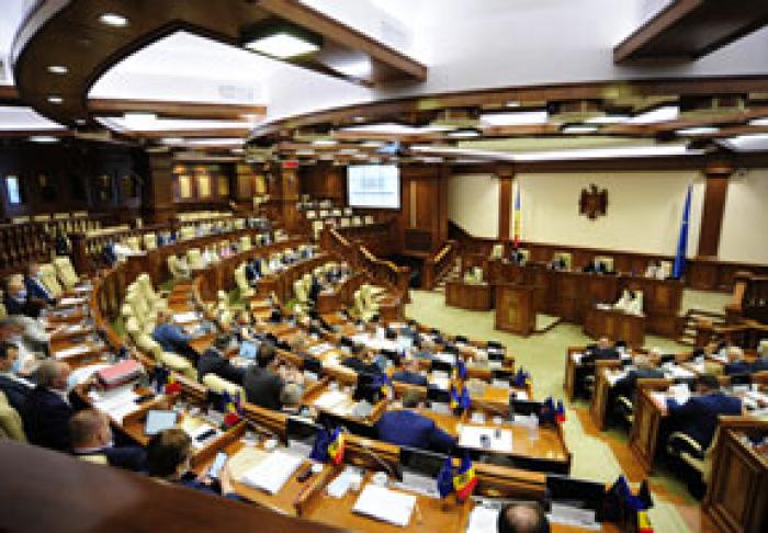 PROIECTELE DE LEGE CU PRIVIRE LA SIS ȘI STATUTUL LIMBII RUSE AU RĂMAS PE AGENDA ȘEDINȚEI PARLAMENTULUI, ÎN POFIDA PROTESTELOR OPOZIȚIEI