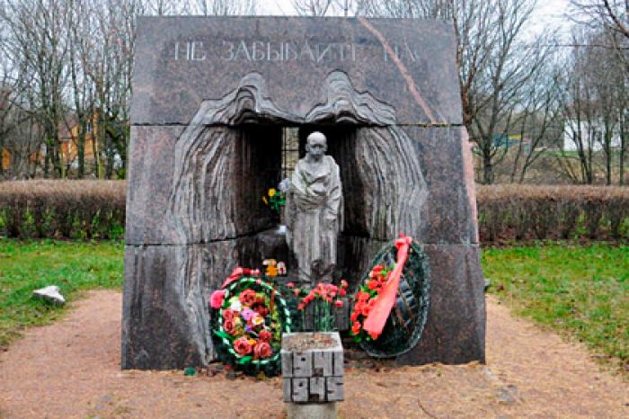 Пьяный бомж повредил памятник узникам нацизма