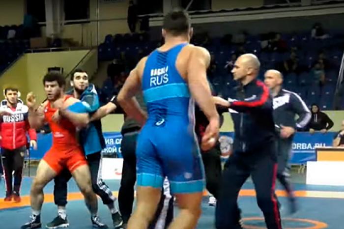 Российские борцы устроили драку на чемпионате страны
