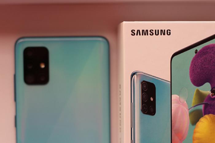 Samsung вслед за Apple откажется от зарядника для смартфона