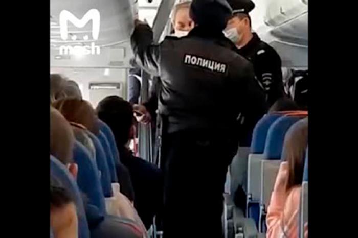 Стычка пассажира с полицией на борту летящего в Москву самолета попала на видео