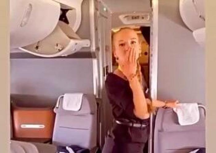 Стюардесса закрыла багажную полку ногой с разворота и попала на видео