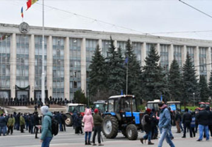 SUTE DE FERMIERI AU PROTESTAT ÎN PMAN DIN CHIŞINĂU