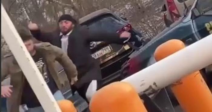 Видео потасовки на дороге с участием бойца Исмаилова высмеяли в сети