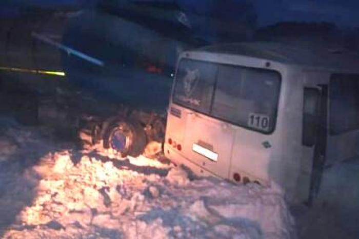 Водитель автобуса погиб в ДТП в Новосибирской области