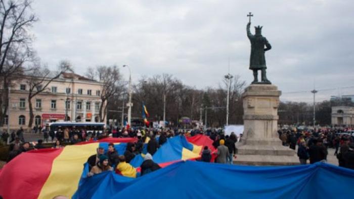 В центре Кишинёва развернули 102-метровый триколор к Национальному дню Румынии