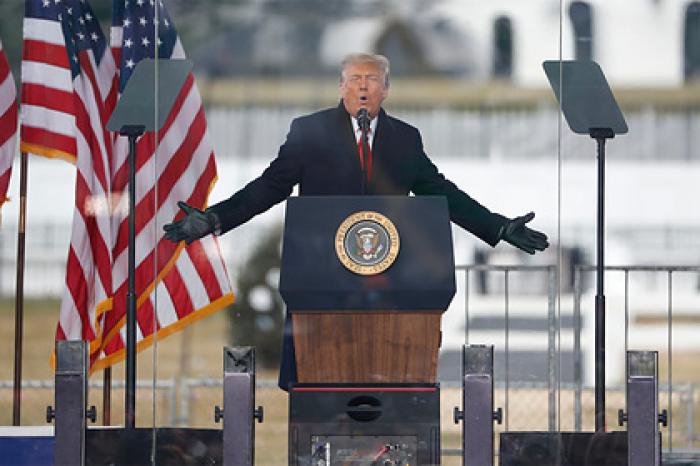 Банки начали отказываться вести дела с Трампом
