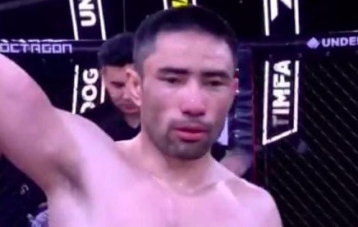 Боец MMA нокаутировал соперника «безумным» ударом с разворота