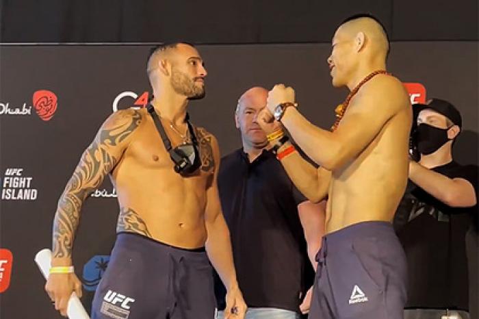 Бойцы UFC почтили память Марадоны на дуэли взглядов