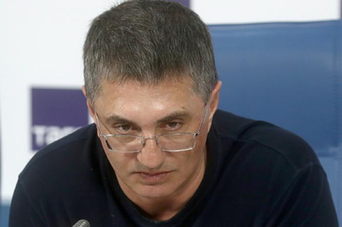 Доктор Мясников оправдал ударившего россиянку в живот силовика