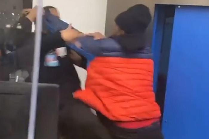 Драка авиапассажиров с работниками аэропорта из-за ручной клади попала на видео