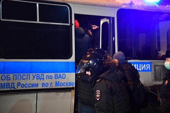 Митингующий в Петербурге ударом сбил полицейского с ног