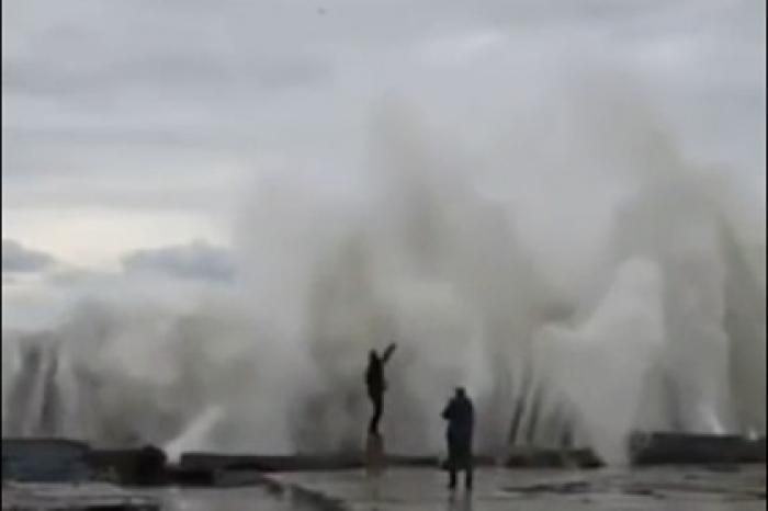 Мощная волна накрыла россиян во время фотосессии в Сочи и попала на видео