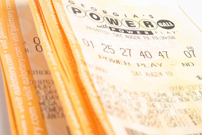 Мужчина расстался с девушкой и выиграл 296 миллионов рублей