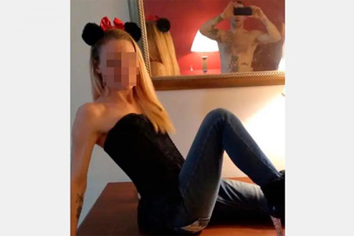 Неожиданная деталь на фото девушки повеселила пользователей Tinder