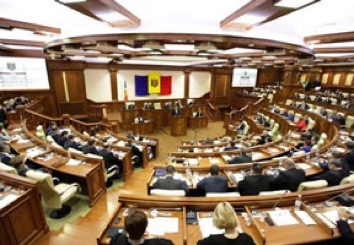 ​ÎN PARLAMENT VOR AVEA LOC AUDIERI PRIVIND PREŢURILE LA PRODUSELE DIN PETROL IMPORTATE