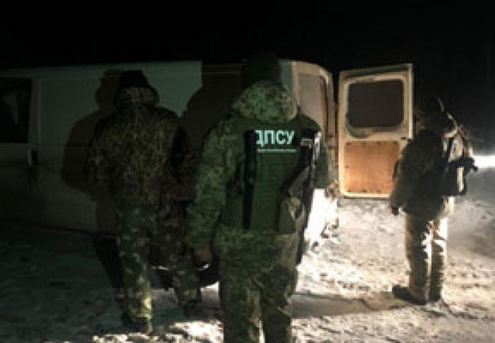 OFIŢERII DE FRONTIERĂ UCRAINENI AU REŢINUT UN LOT DE CONTRABANDĂ CU ŢIGĂRI ÎN APROPIERE DE TRANSNISTRIA