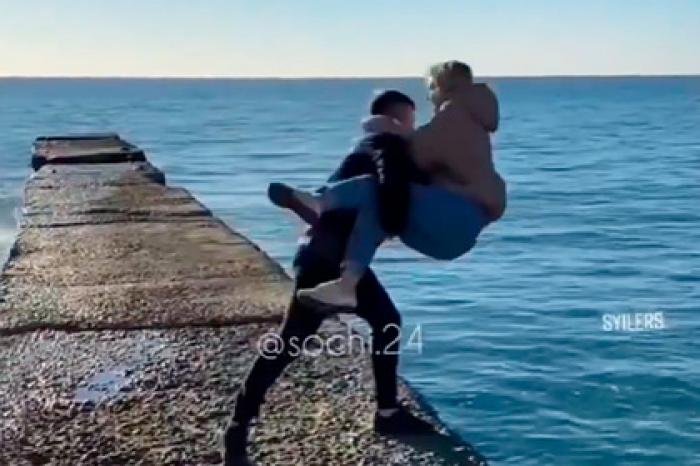 Парень сбросил девушку с пирса в Черное море и возмутил россиян