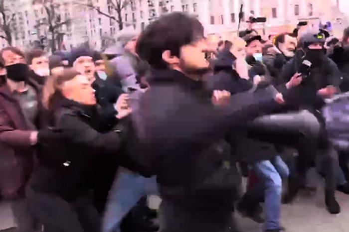Подравшегося с ОМОН на митинге в Москве чеченца задержали
