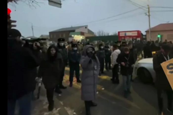 Протестующие попытались помешать Пашиняну вылететь в Россию