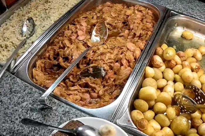 Россиянин описал шведский стол в популярном отеле Сочи словами «больничная еда»