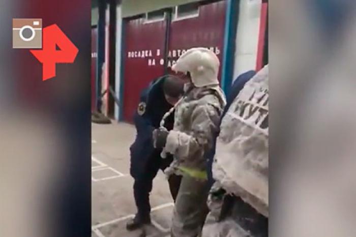 Российские пожарные потушили пожар при минус 54 на улице и покрылись льдом
