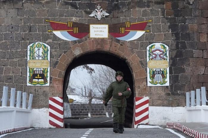 Российский военный сгорел после ДТП в Армении