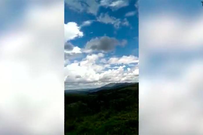 Удар молнии в мужчину попал на видео