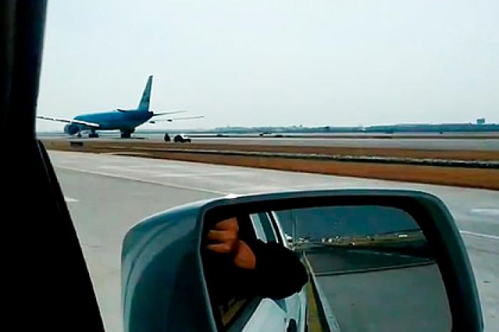 Водитель выехал навстречу только что севшему Boeing и попал на видео