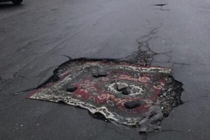 В украинском городе отремонтировали дорогу ковром