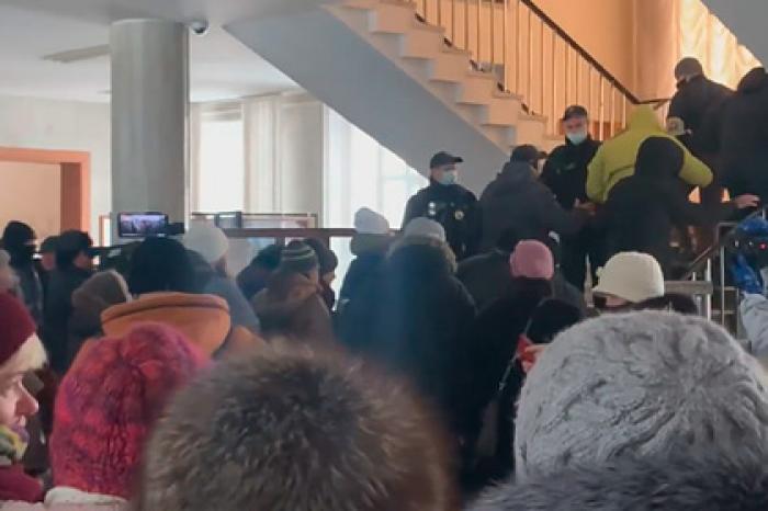 В Житомире недовольные тарифами на газ украинцы взяли штурмом облсовет