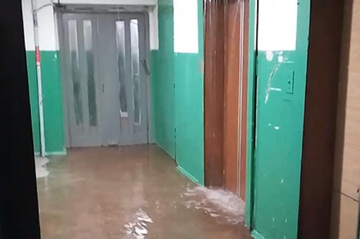 Жилой дом в российском городе заледенел после потопа