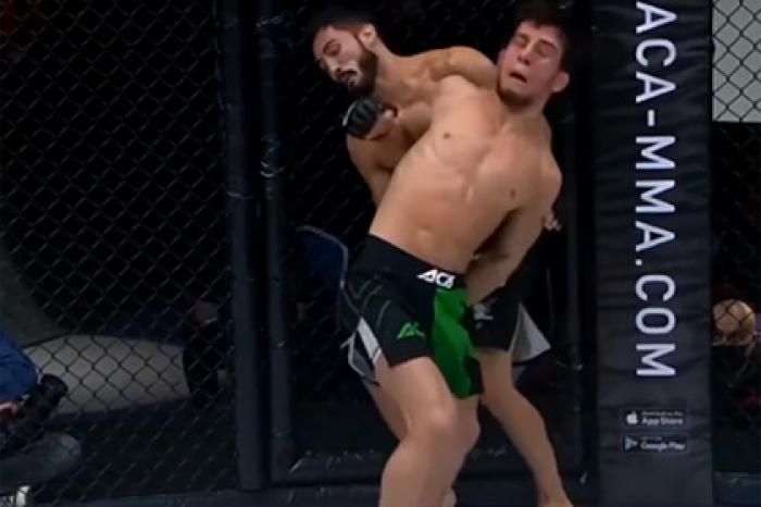 Боец MMA нокаутировал соперника ударом локтя с разворота
