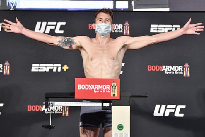 Боец UFC нокаутировал оппонента ударом коленом в прыжке