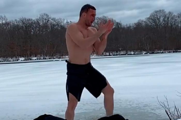 Боец UFC нырнул в прорубь и разбил голову