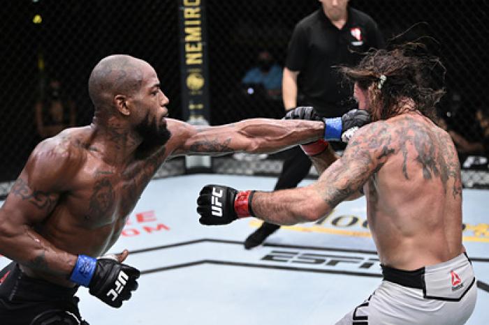 Боец UFC потерял сознание после взвешивания