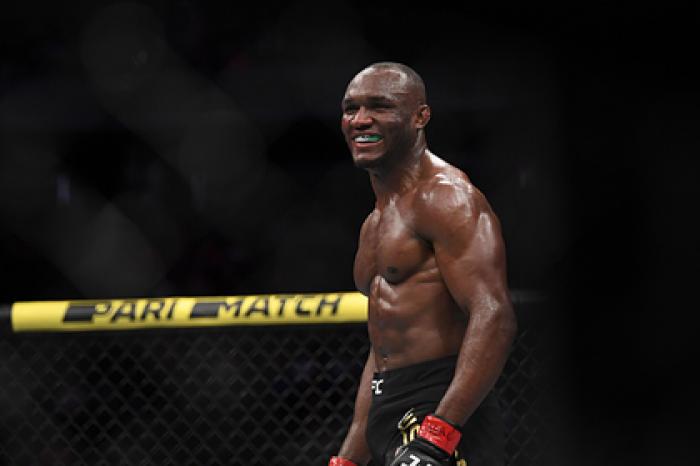 Чемпион UFC Усман нокаутировал соперника и защитил пояс