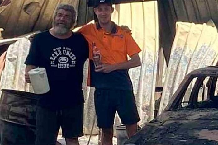 Двое мужчин спасли дом от лесного пожара с помощью чайника и бутылки из-под рома