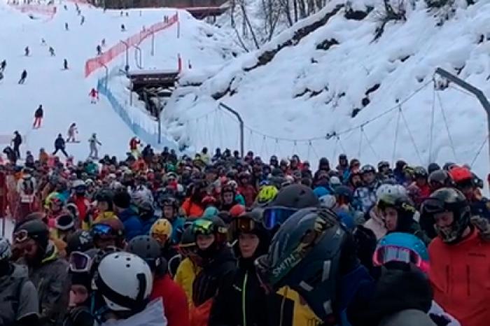 Гигантские очереди из отдыхающих на горном курорте в Сочи сняли на видео
