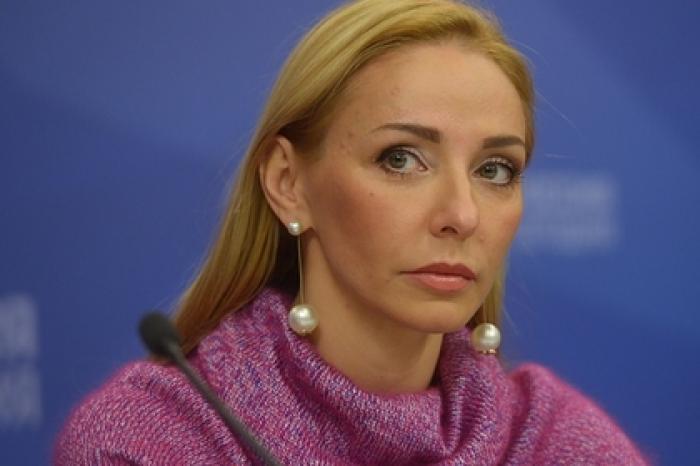 Навка показала архивные фото в облегающем леопардовом платье