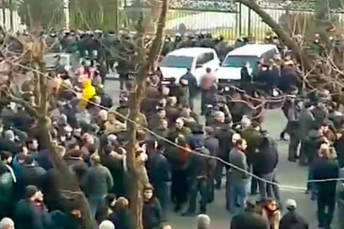 Оппозиция заблокировала армянский парламент