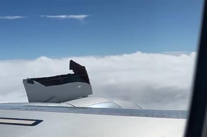 Пассажир снял на видео взорвавшийся во время полета двигатель самолета