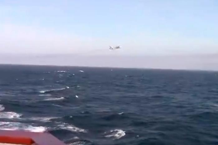 Полет Су-24 возле американского эсминца в Черном море попал на видео