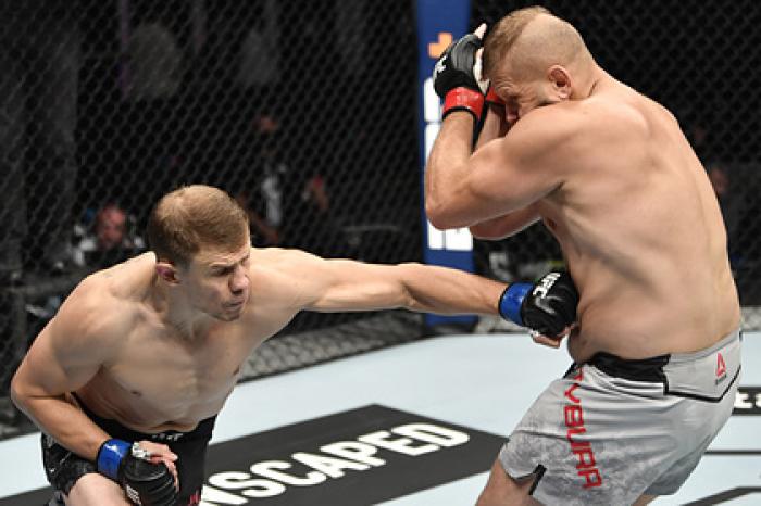 Россиянин из UFC дважды отправил оппонента в нокдаун и проиграл решением