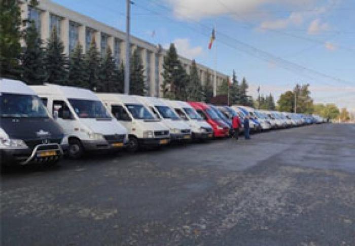 TRANSPORTATORII AMENINȚĂ CU PROTESTE DACĂ RESTRICȚIILE PRIVIND TRANSPORTUL DE PASAGERI NU VOR FI REVIZUITE