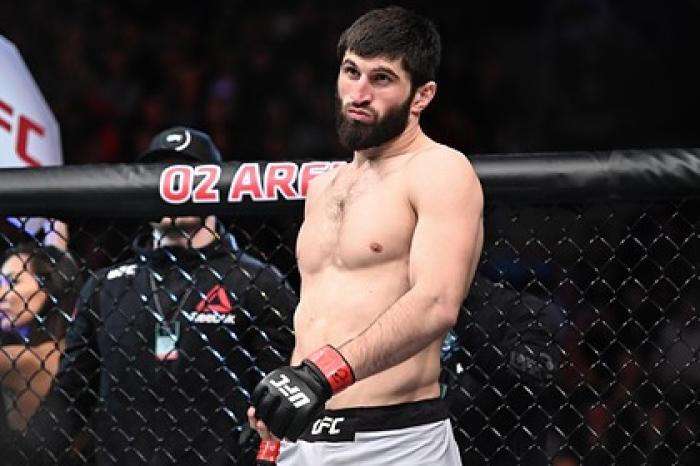 UFC анонсировал поединок россиянина и украинца