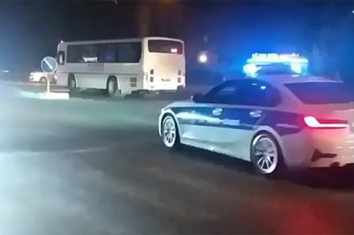 В Азербайджане мужчина угнал автобус с пассажирами и попал на видео