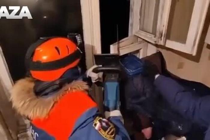 Застрявший в форточке вор в квартире россиянки попал на видео