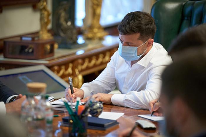 Зеленский заявил о «трудном решении» блокировать телеканалы ради независимости